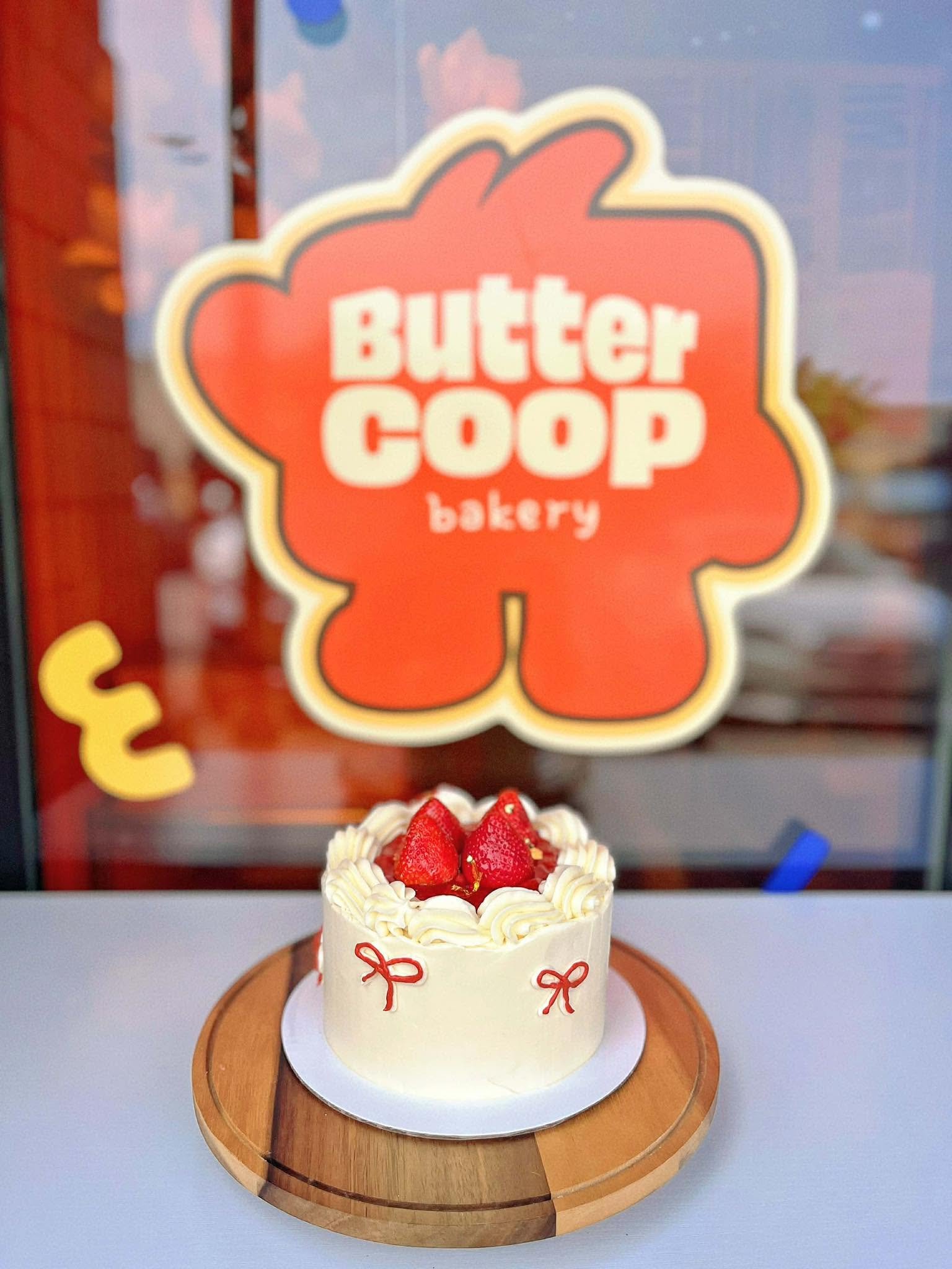 Strawberry Vanillia Buttercream Cake