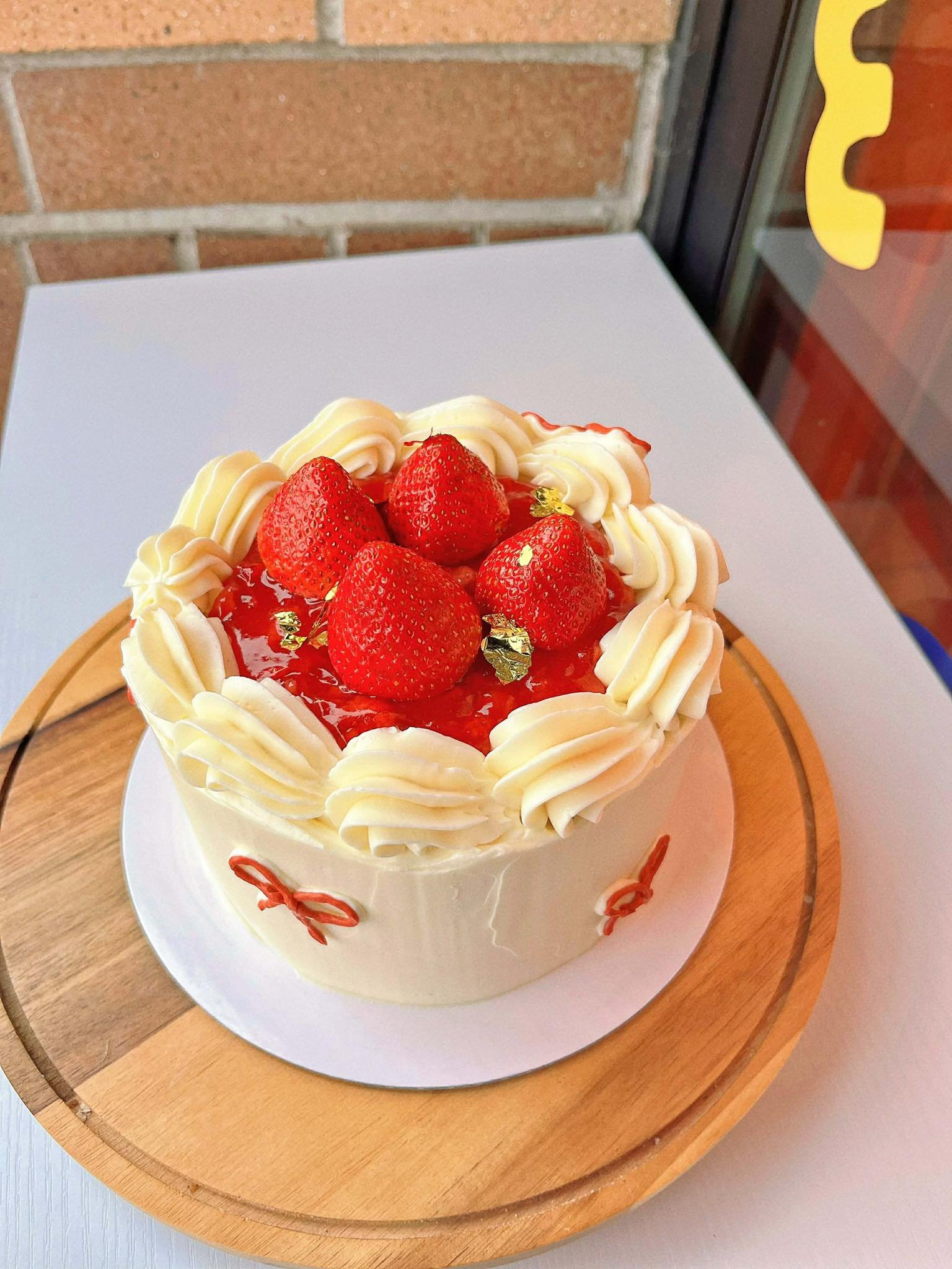 Strawberry Vanillia Buttercream Cake